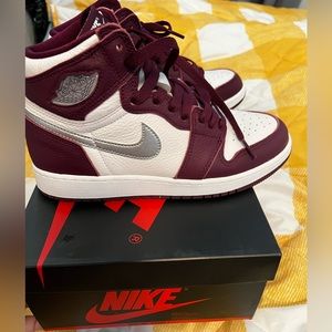 Air Jordan 1 Retro High OG (BoySize 5.5Y) “Bordeaux” & silver. GREAT condition!